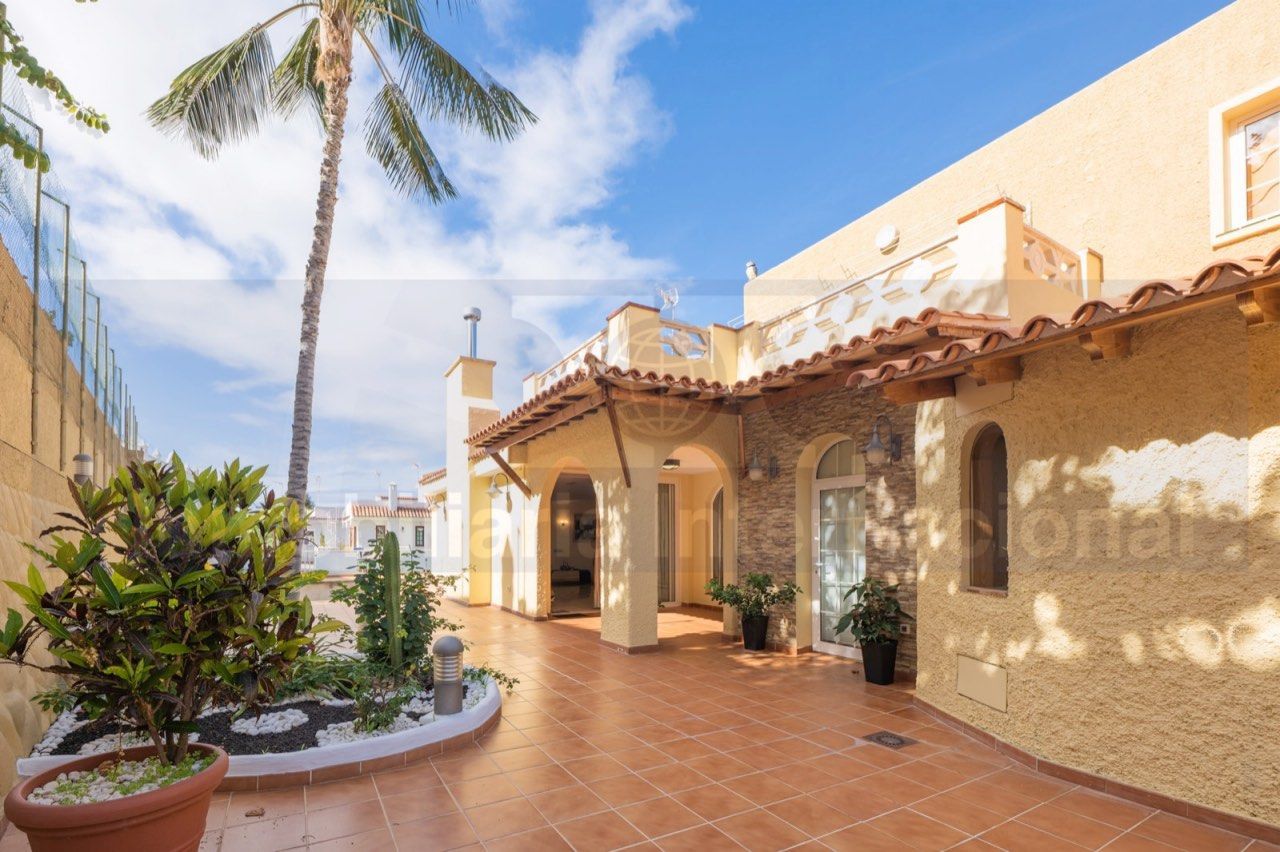 Vista exterior de Casa o xalet en venda en Puerto de la Cruz amb Terrassa i Piscina