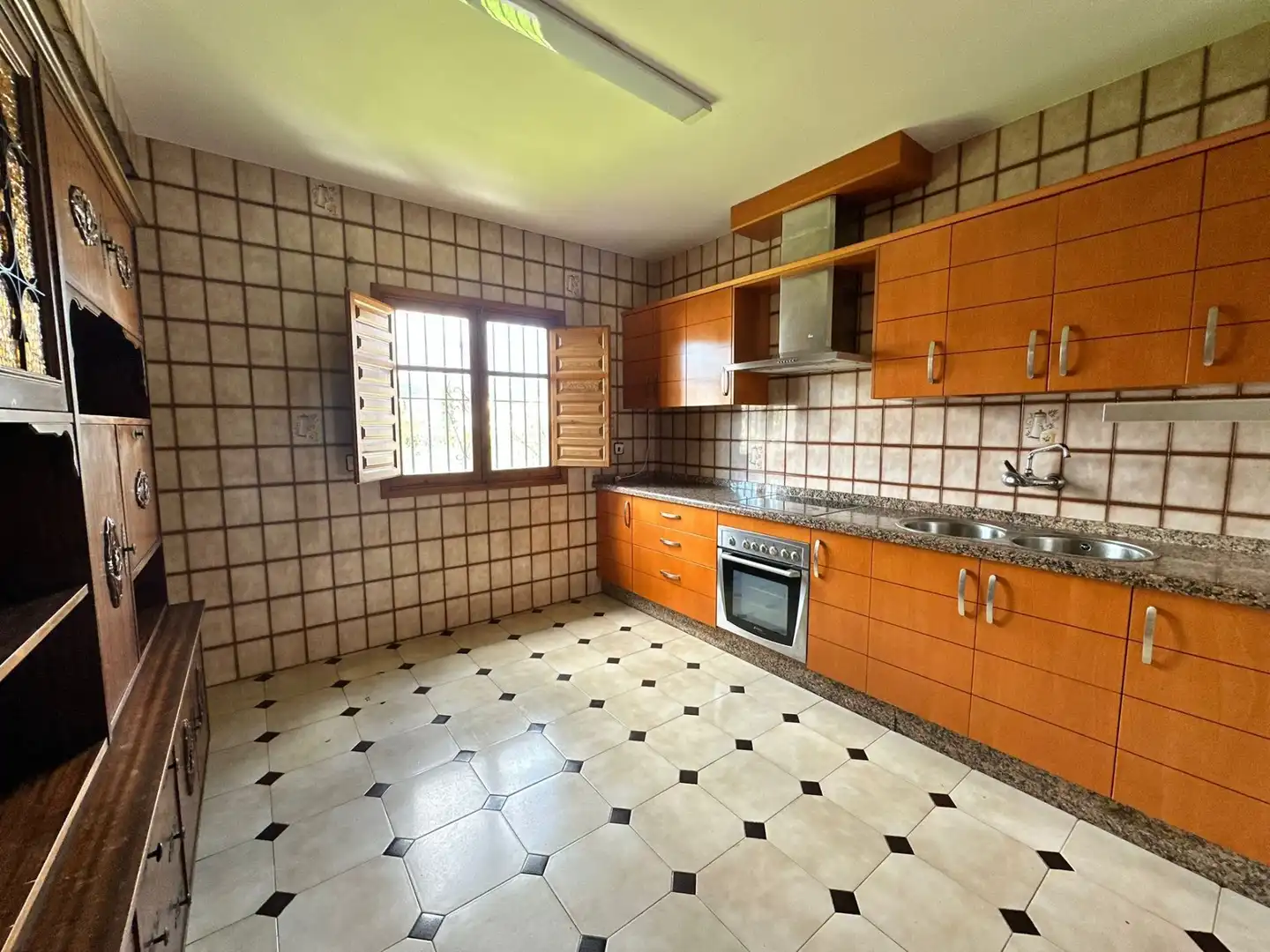 Cuina de Casa o xalet en venda en Vélez-Málaga amb Aire condicionat, Jardí privat i Traster