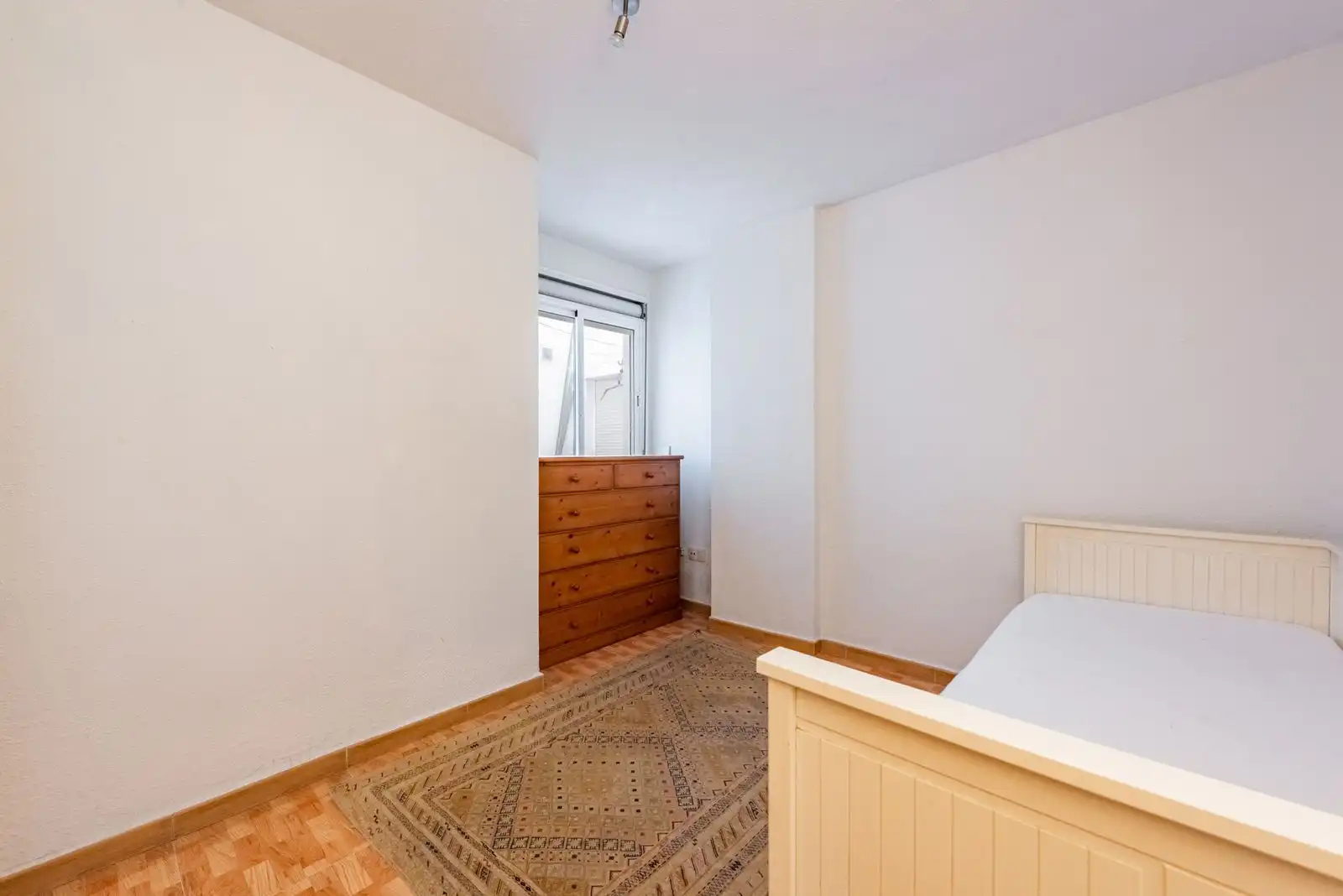 Bedroom of Flat for sale in Benahavís  with Air Conditioner, Private garden and Furnished