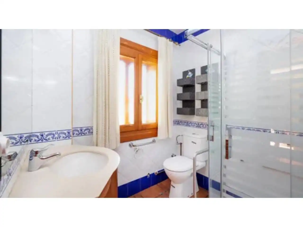 Bany de Casa o xalet en venda en Baza amb Calefacció, Jardí privat i Terrassa