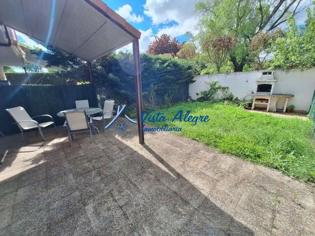 Terrasse von Einfamilien-Reihenhaus zum Verkauf in Santo Domingo de la Calzada mit Heizung, Privatgarten und Terrasse