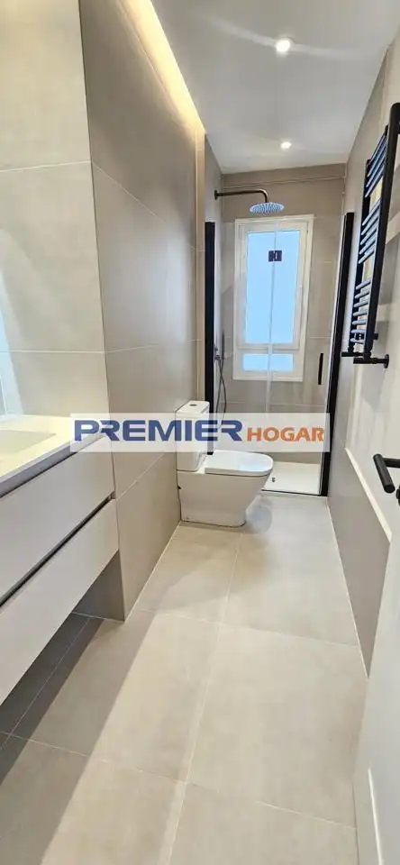 Bathroom of Flat for sale in Madrid  with Air Conditioner, Heating and Terrace