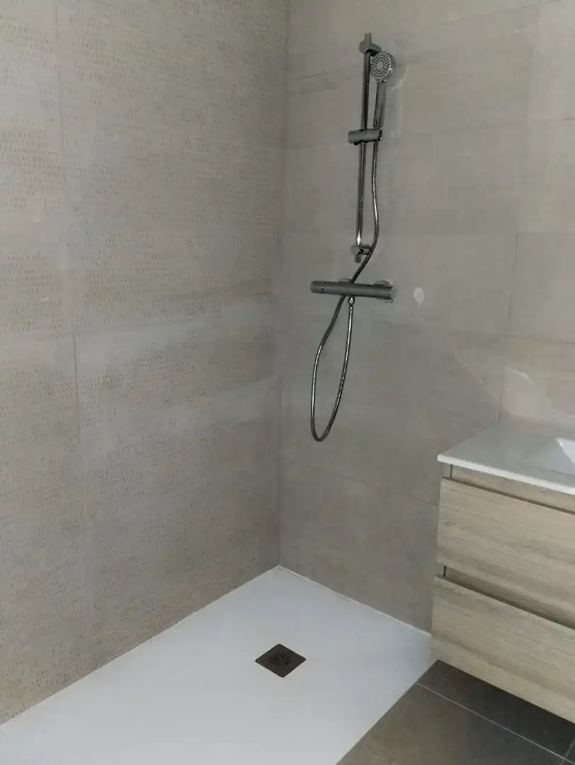 Badezimmer von Wohnung zur Miete in HUCA - La Cadellada