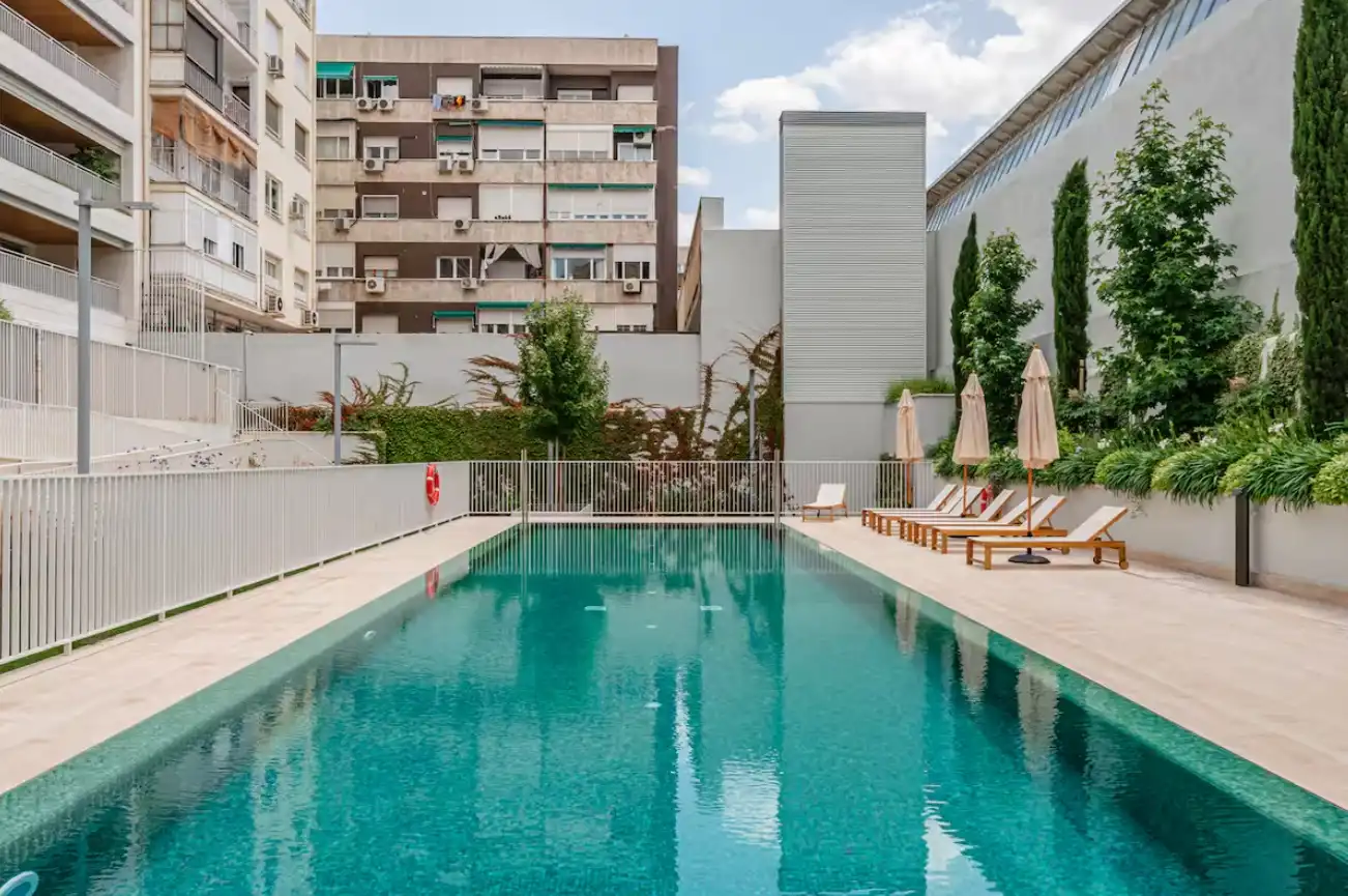 Piscina de Apartament de lloguer amb opció a compra en Madrid amb Aire condicionat, Calefacció i Parquet