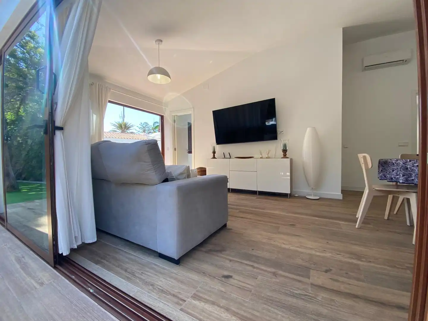 Sala d'estar de Casa o xalet en venda en San Bartolomé de Tirajana amb Aire condicionat, Terrassa i Moblat