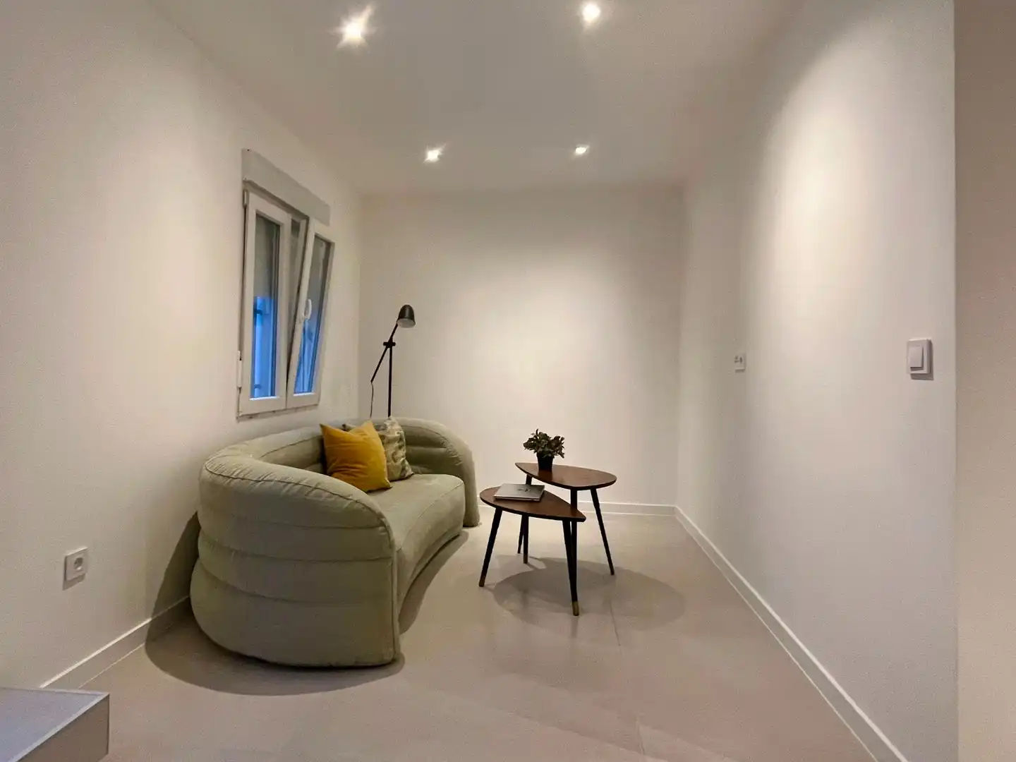 Sala d'estar de Casa adosada en venda en Elda amb Terrassa i Balcó