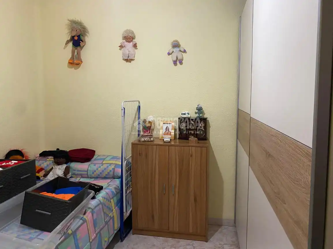 Bedroom of Flat for sale in Sevilla  with Air Conditioner and Balcony