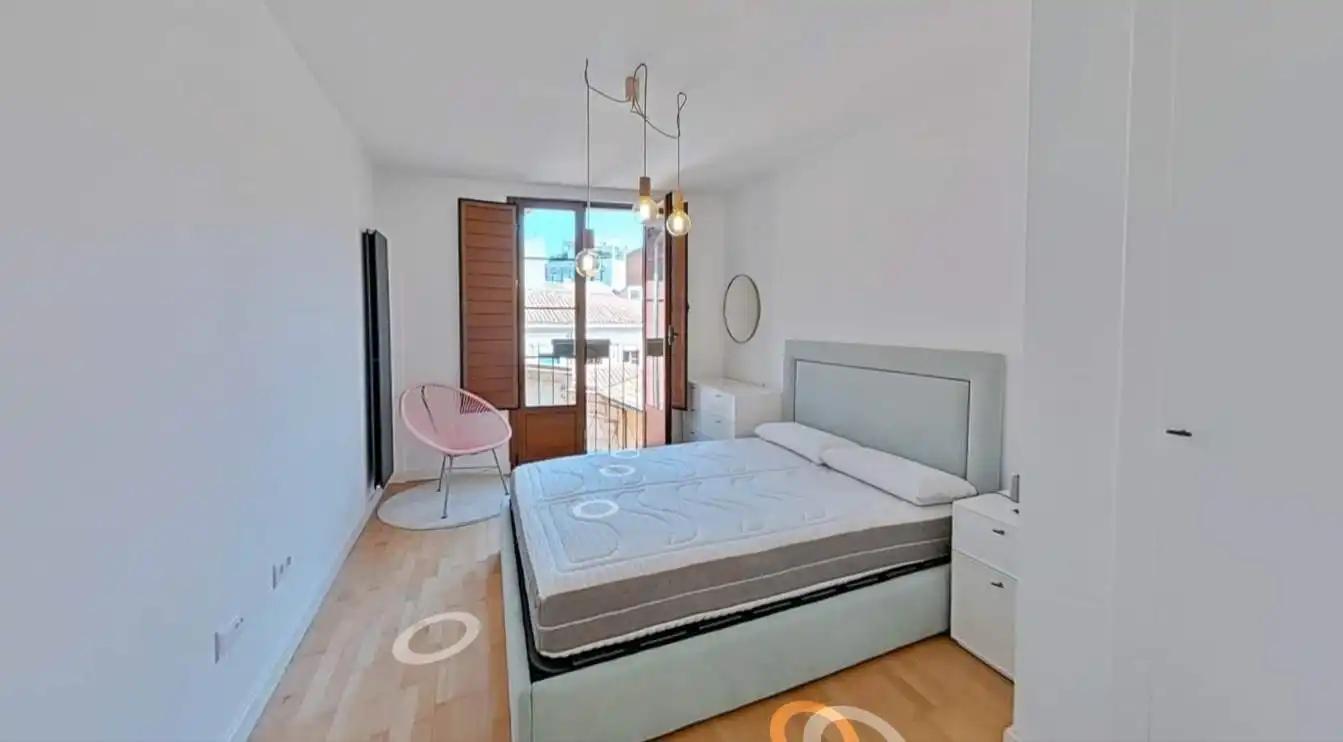 Dormitori de Apartament en venda en León Capital  amb Calefacció, Moblat i Balcó
