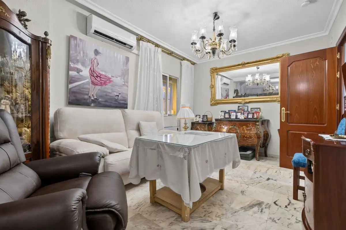 Wohnzimmer von Einfamilien-Reihenhaus zum Verkauf in Dos Hermanas mit Klimaanlage, Heizung und Terrasse