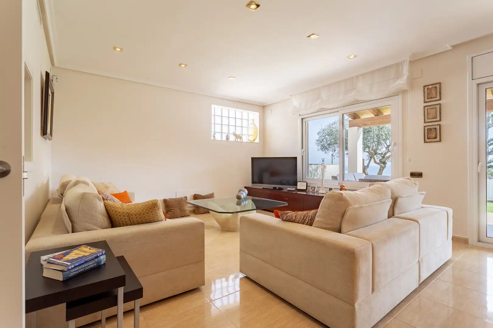 Sala de estar de Casa adosada en venta en Torredembarra con Aire acondicionado, Calefacción y Jardín privado