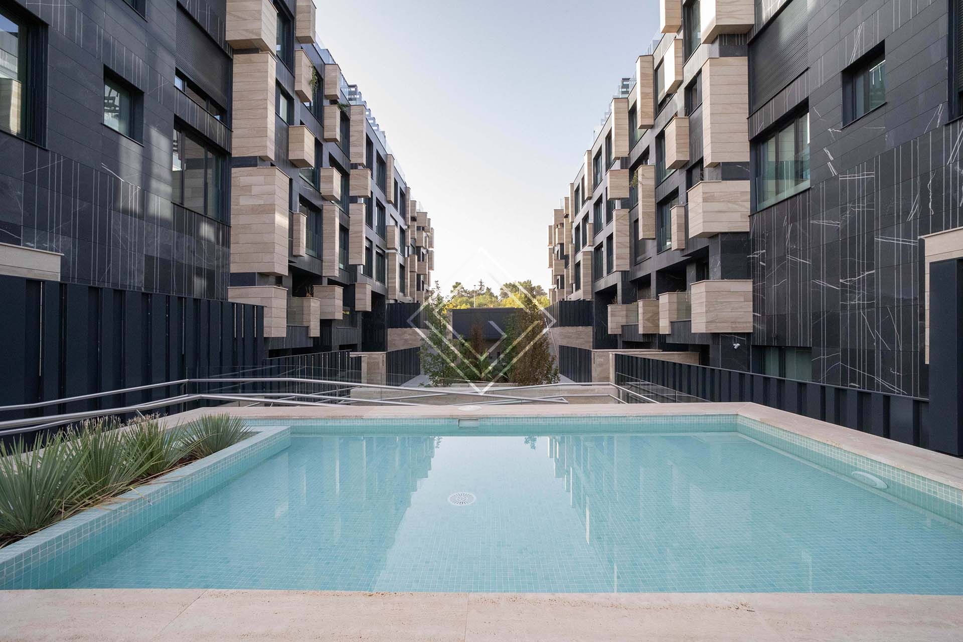 Swimming pool of Flat for sale in  Madrid Capital  with Air Conditioner, Heating and Storage room