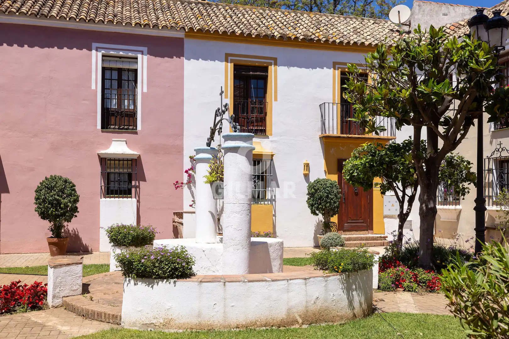 Vista exterior de Casa adosada en venta en Marbella con Calefacción, Piscina y Amueblado