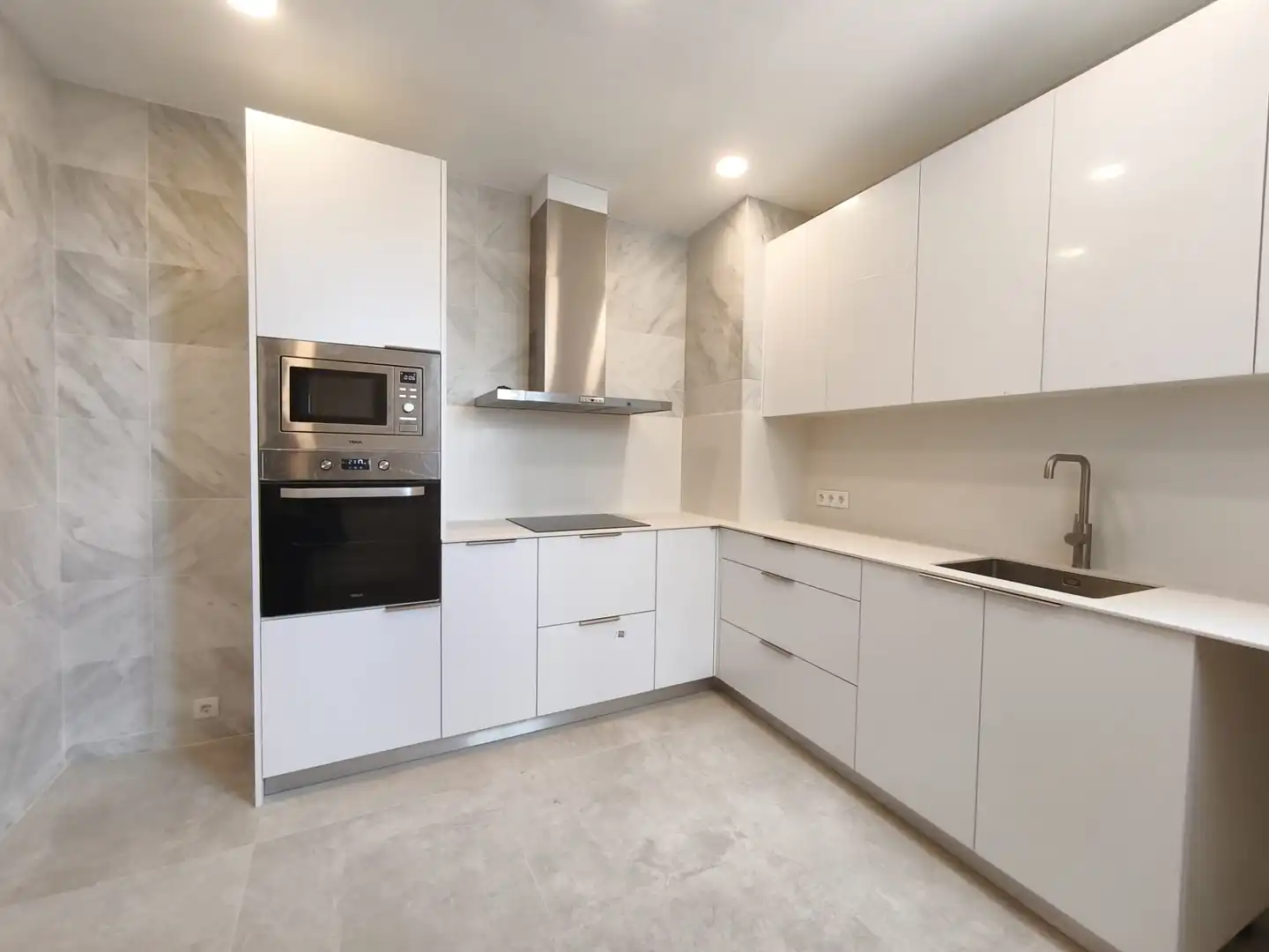 Kitchen of Flat for rent in Barcelona  with Air Conditioner, Terrace and Oven
