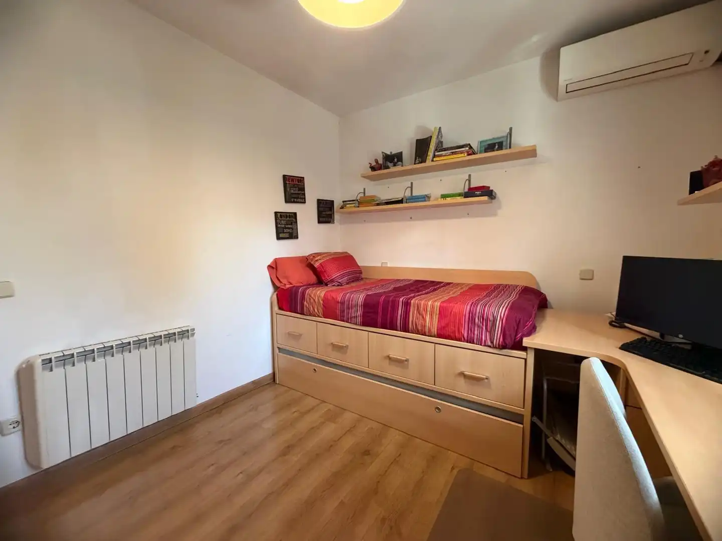 Dormitori de Casa o xalet en venda en Madrid amb Aire condicionat, Calefacció i Jardí privat