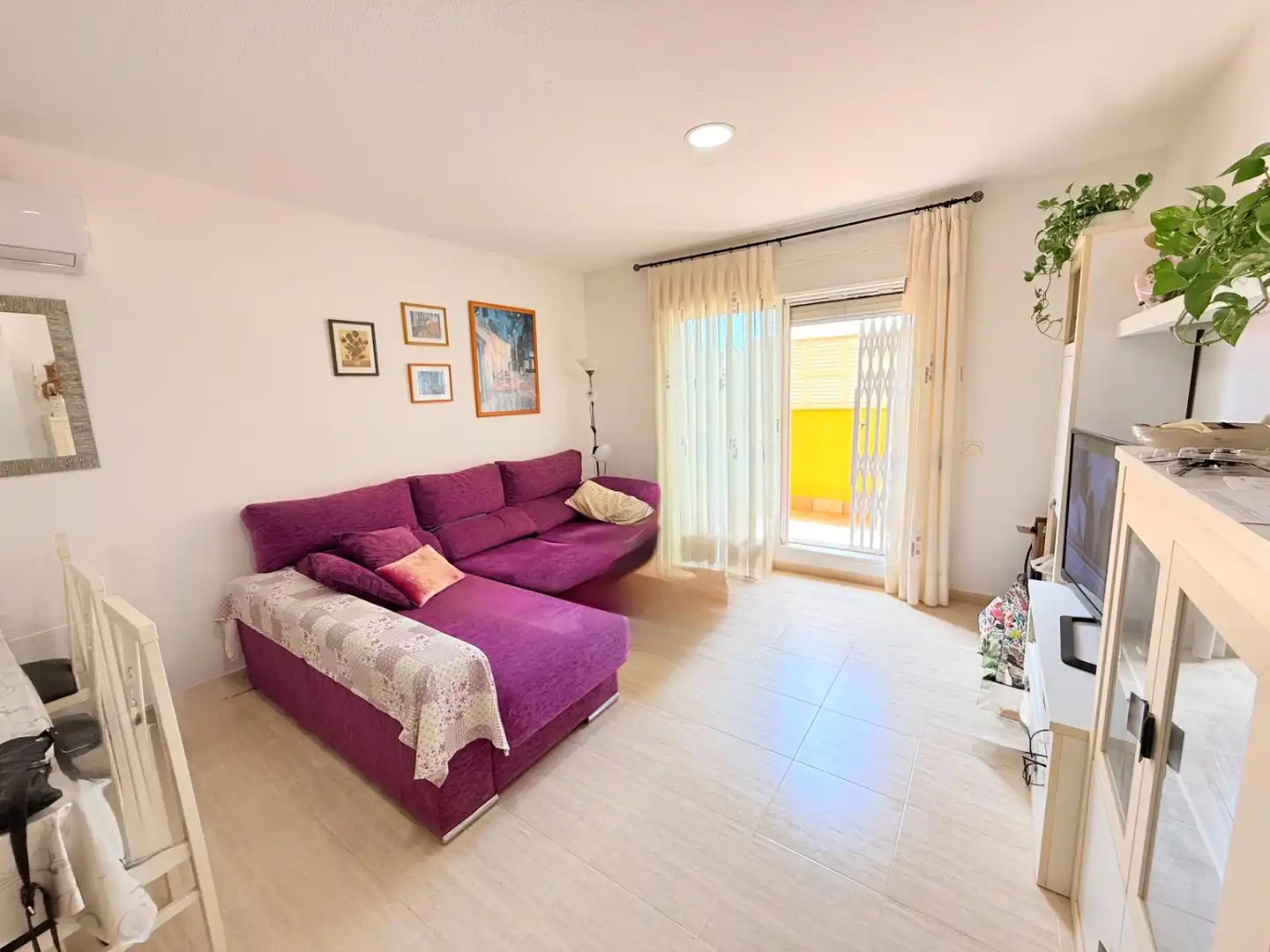 Sala de estar de Planta baja en venta en Roquetas de Mar con Amueblado y Piscina comunitaria