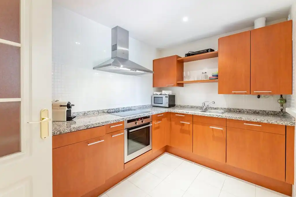 Cuina de Apartament en venda en Marbella amb Aire condicionat, Terrassa i Piscina