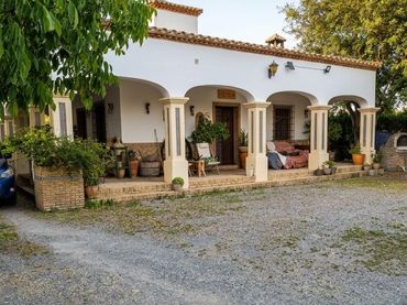 Casa con piscina en venta en El Coronil