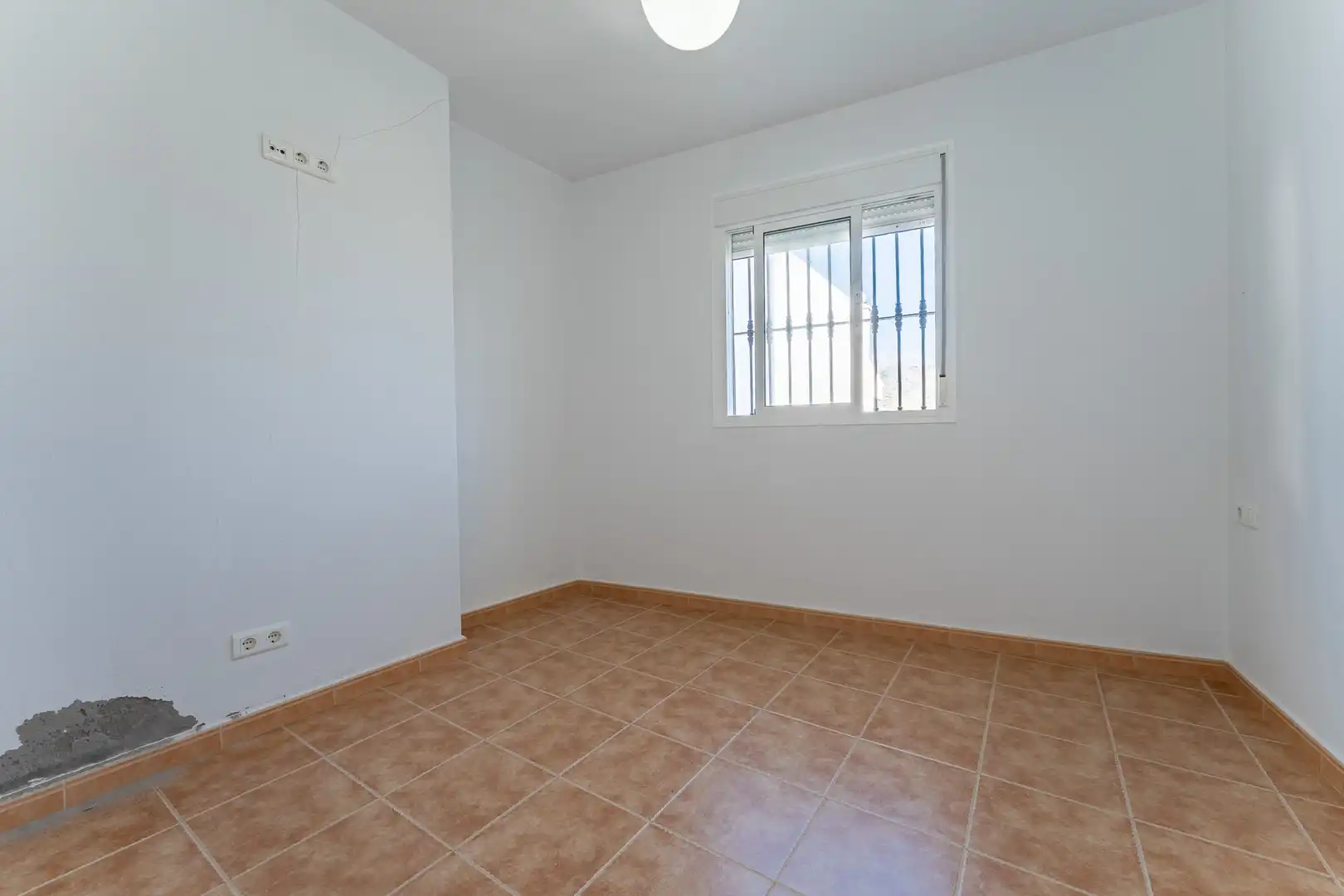 Schlafzimmer von Einfamilien-Reihenhaus zum Verkauf in Sayalonga mit Terrasse und Balkon