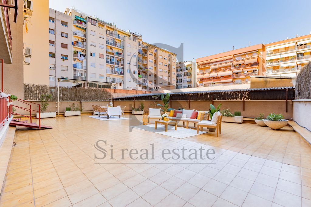 Exterior view of Flat for sale in  Barcelona Capital  with Air Conditioner, Heating and Parquet flooring