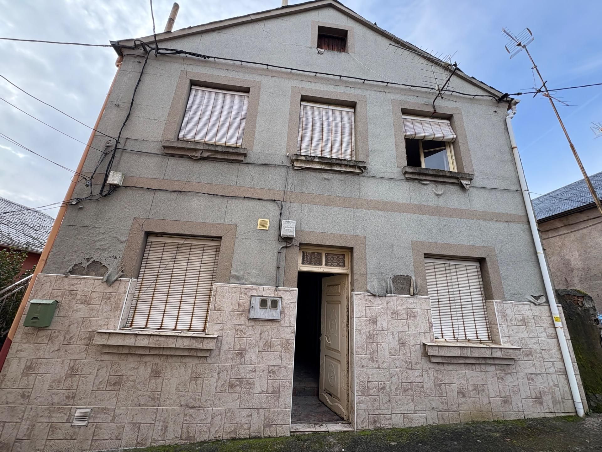 Vista exterior de Casa o xalet en venda en Congosto amb Calefacció, Terrassa i Traster