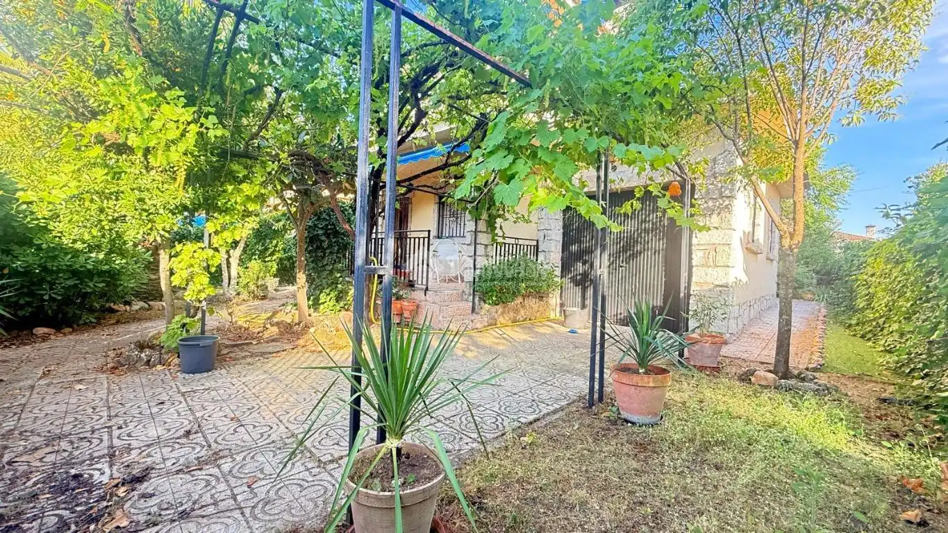 Jardín de Casa adosada en venta en Camarena con Calefacción, Trastero y Piscina comunitaria