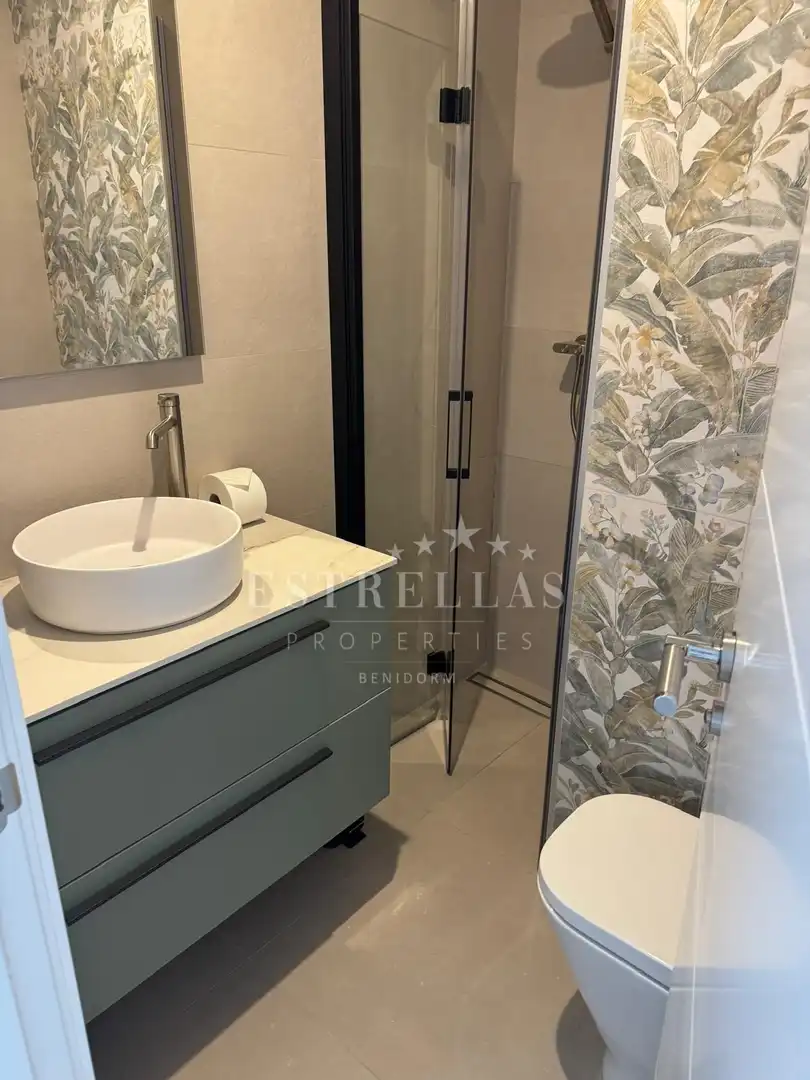 Baño de Apartamento de alquiler en Benidorm con Calefacción, Jardín privado y Terraza