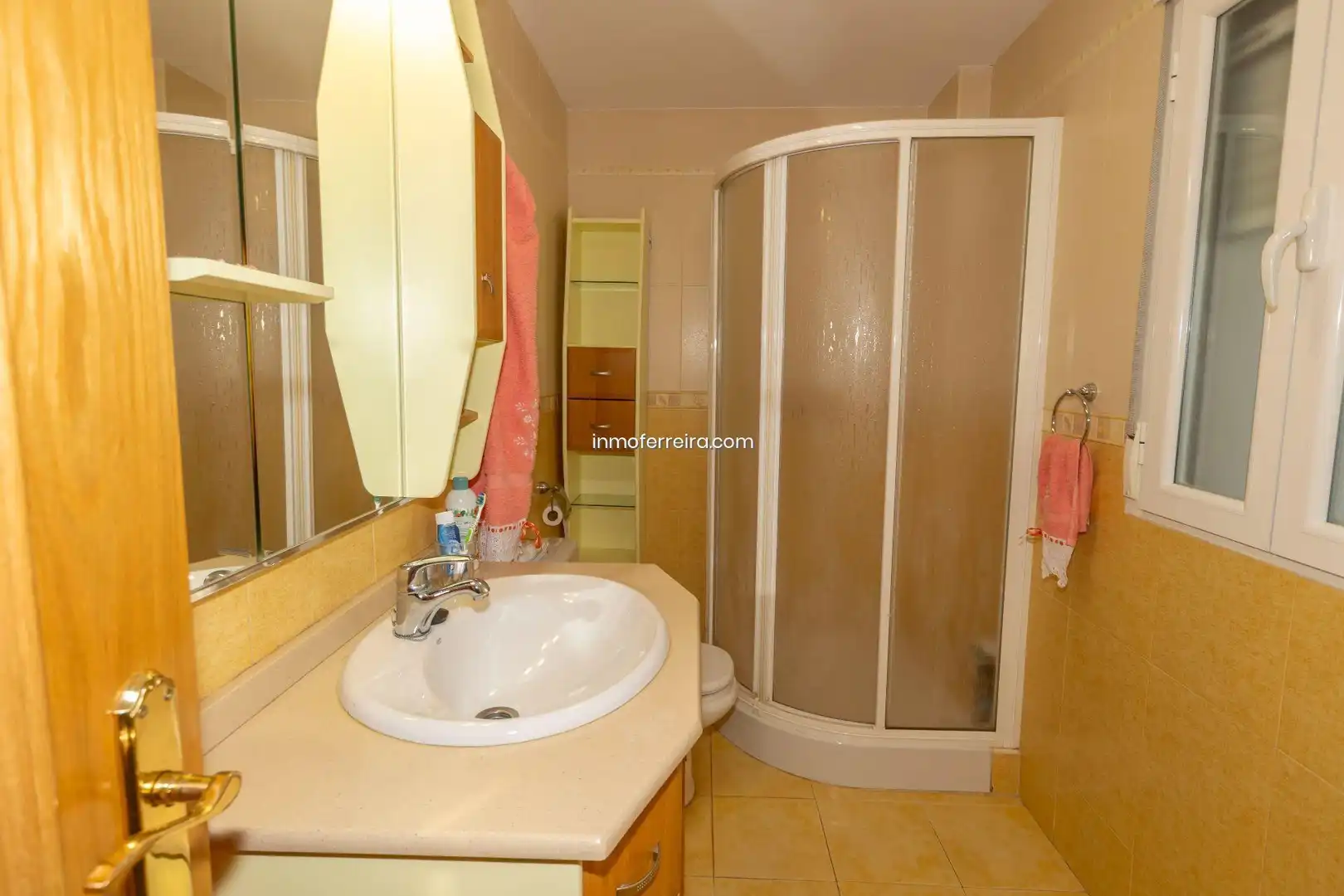 Bathroom of Houses for sale in Darro  with Storage room