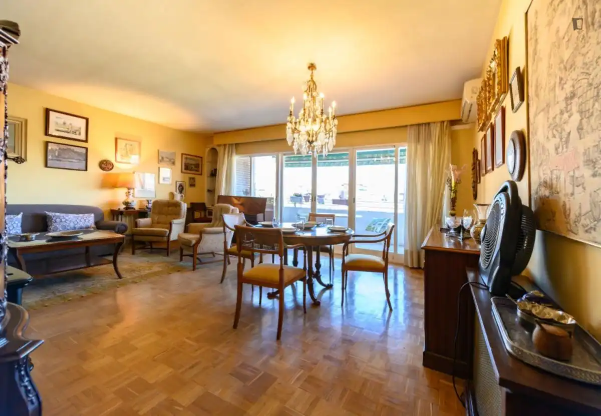 Menjador de Apartament de lloguer en Madrid amb Aire condicionat, Moblat i Forn