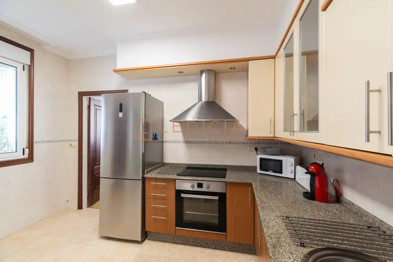 Cuina de Casa o xalet en venda en Cangas  amb Calefacció, Jardí privat i Parquet