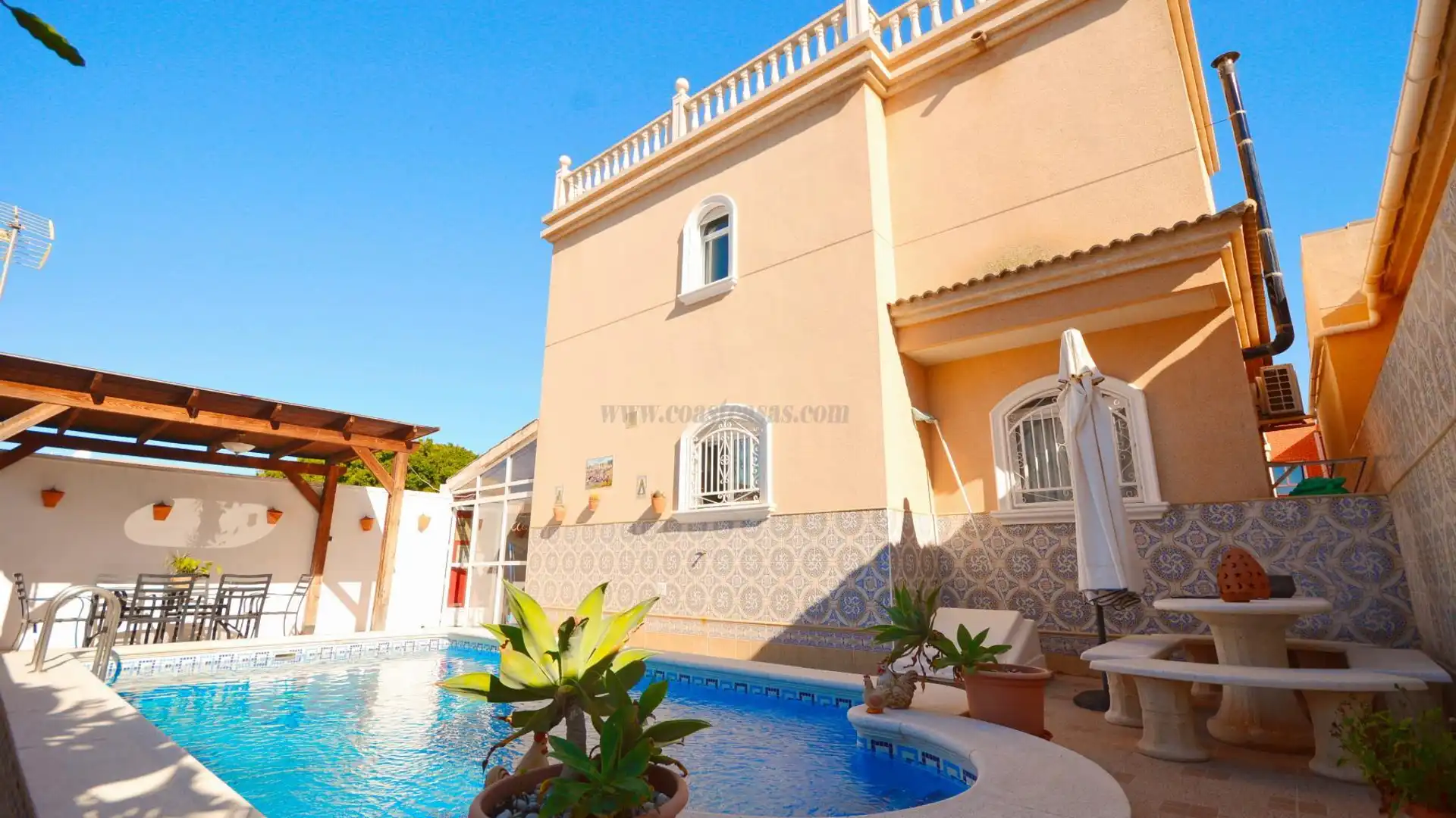 Vista exterior de Casa o xalet en venda en Torrevieja amb Aire condicionat, Calefacció i Terrassa