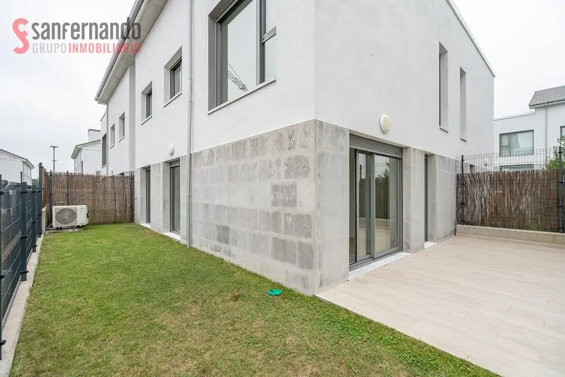 Vista exterior de Casa adosada en venta en Santa Cruz de Bezana con Calefacción, Jardín privado y Terraza