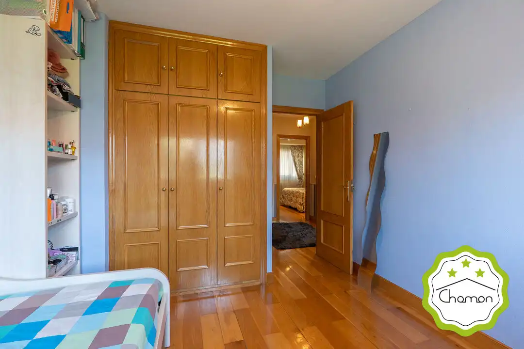 Habitación de Casa adosada en venta en Loiu con Calefacción y Jardín privado