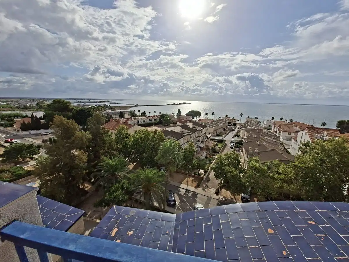 Vista exterior de Àtic en venda en La Ràpita amb Piscina comunitària