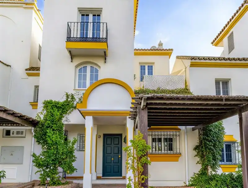 Vista exterior de Casa adosada en venda en Estepona amb Aire condicionat, Terrassa i Piscina