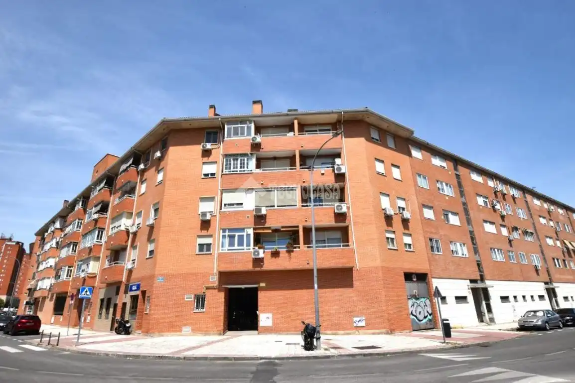 Vista exterior de Pis en venda en Fuenlabrada amb Aire condicionat, Calefacció i Piscina comunitària