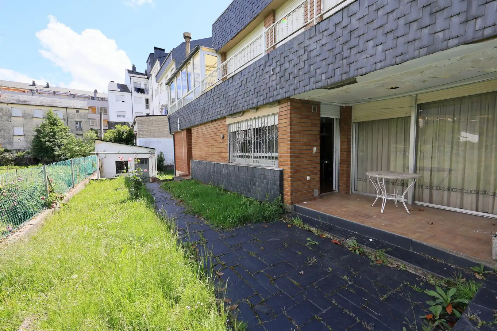 Vista exterior de Casa adosada en venta en O Barco de Valdeorras   con Calefacción, Piscina y Balcón