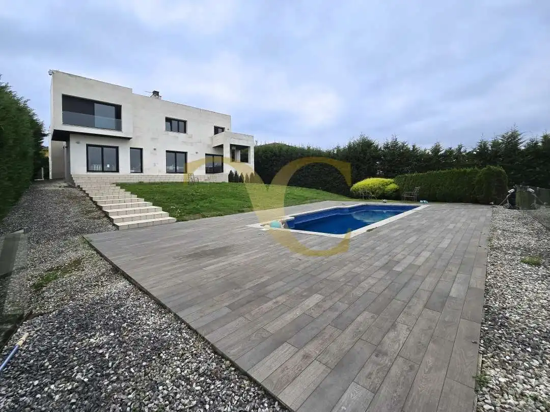 Jardí de Casa o xalet en venda en Oviedo  amb Calefacció, Jardí privat i Terrassa