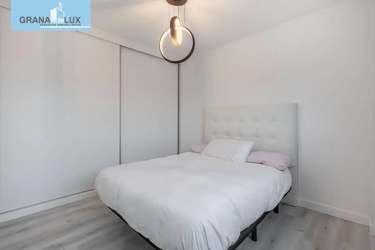 Dormitori de Casa adosada en venda en Albolote amb Jardí privat, Piscina i Alarma
