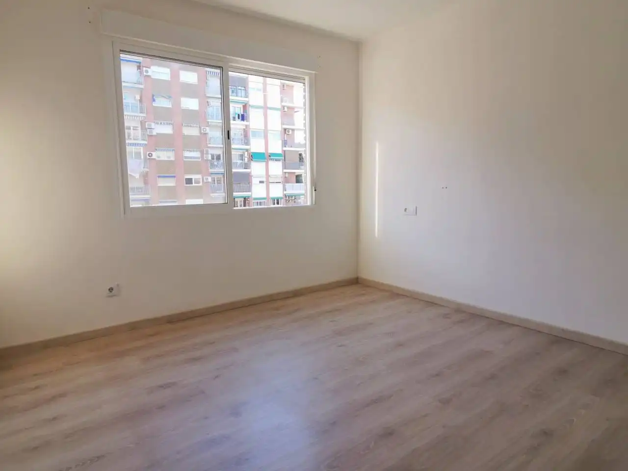 Schlafzimmer von Wohnung zur Miete in Valencia mit Balkon