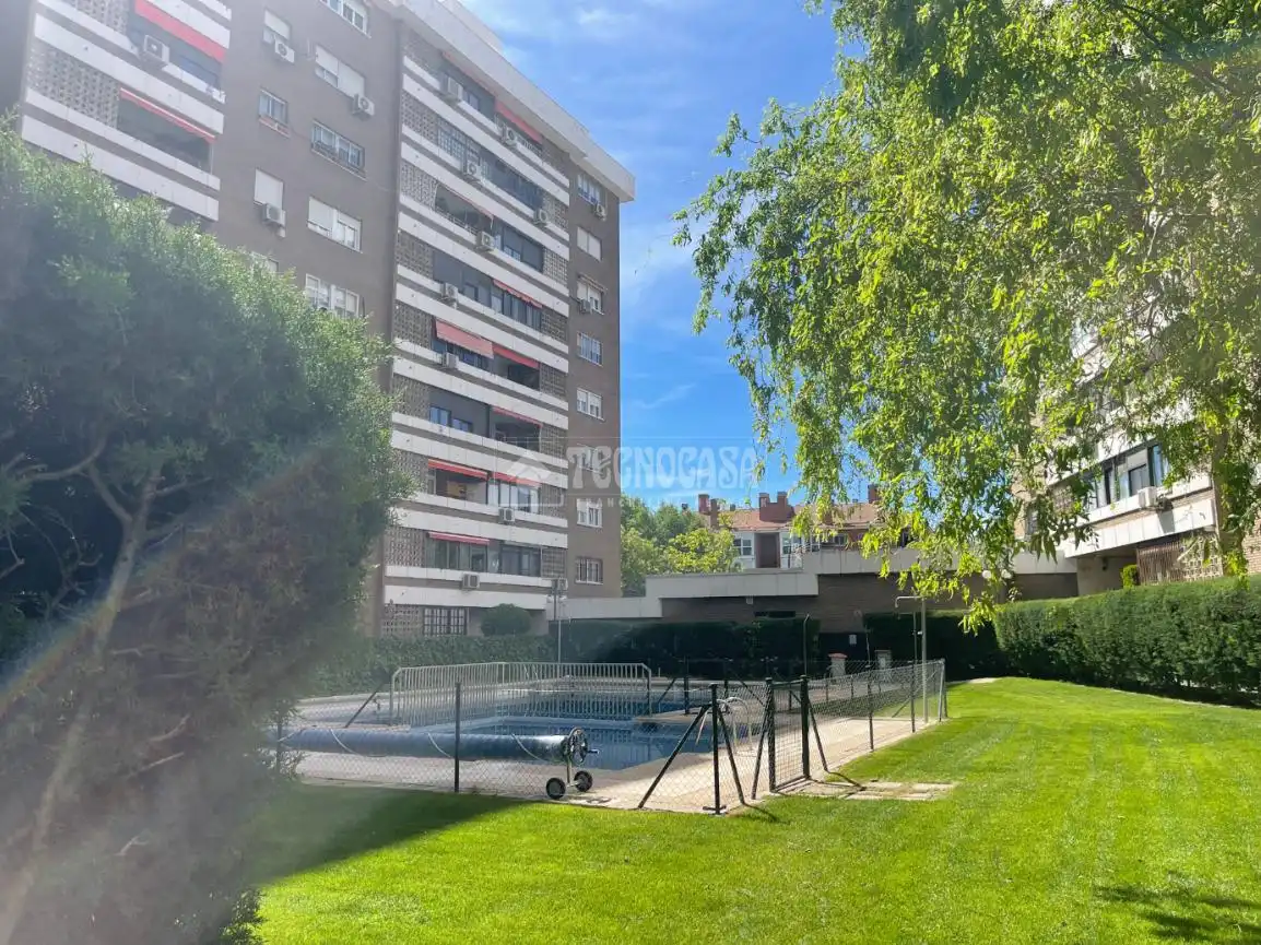 Vista exterior de Pis en venda en Madrid amb Calefacció