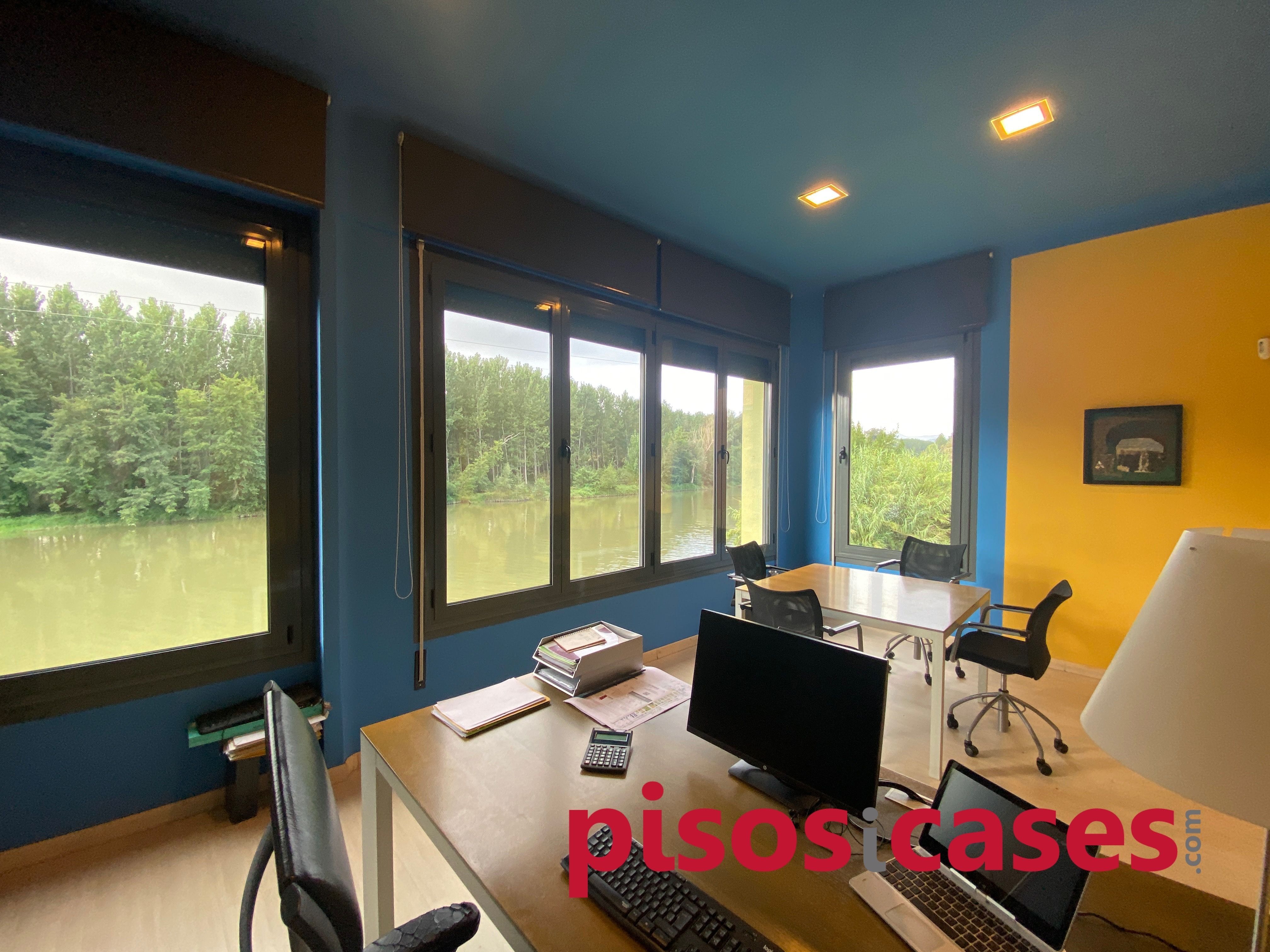 Office to rent in Manlleu  with Air Conditioner