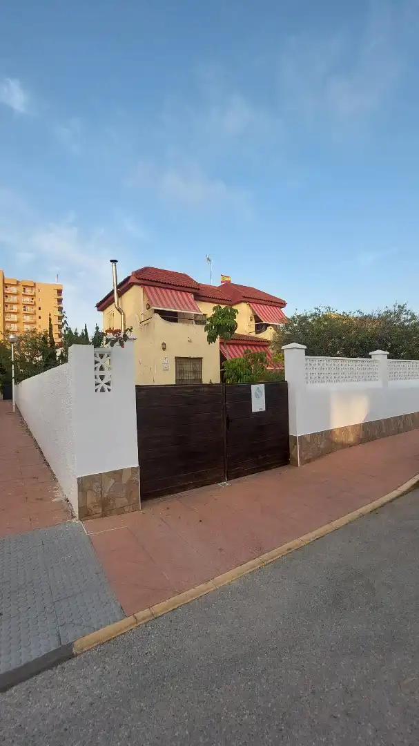 Außenansicht von Haus oder Chalet zum Verkauf in La Manga del Mar Menor mit Klimaanlage, Privatgarten und Terrasse