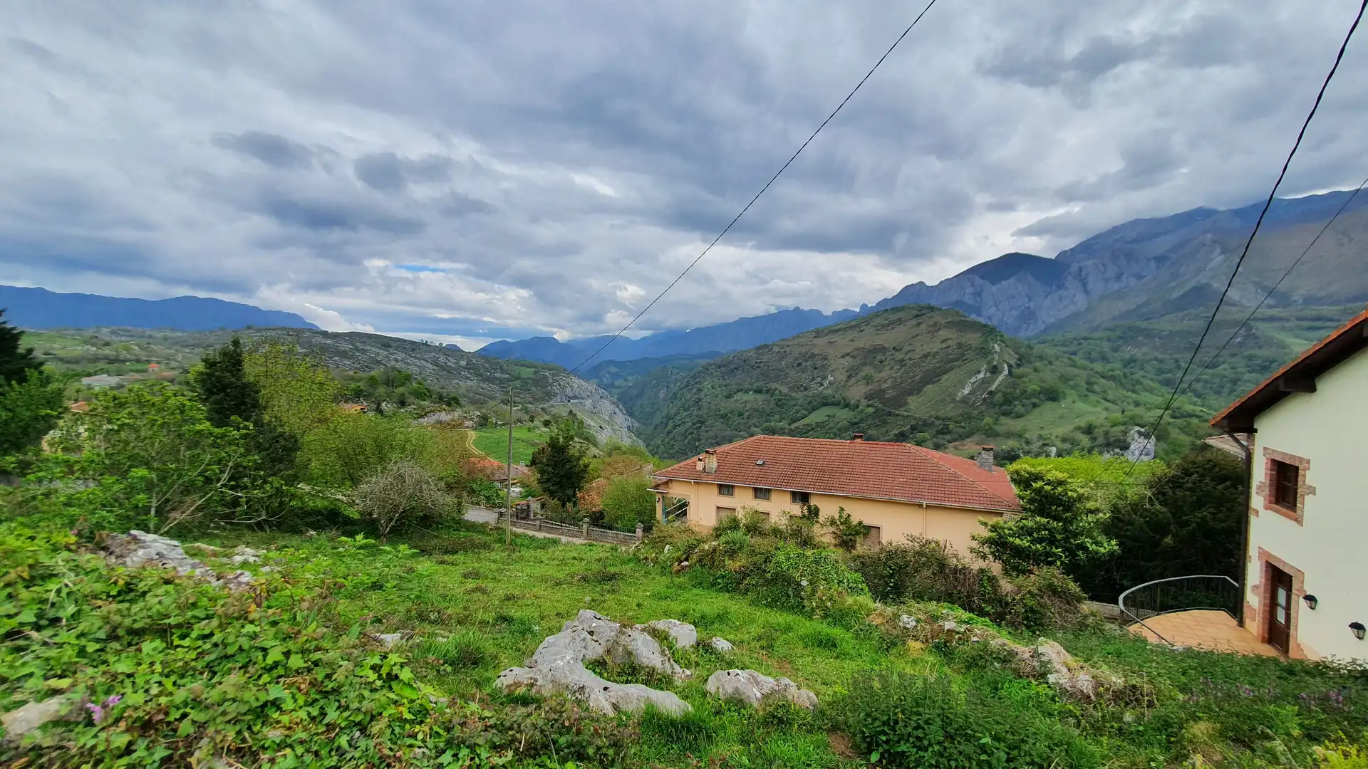 Vista exterior de Casa adosada en venda en Cabrales amb Jardí privat, Traster i Balcó