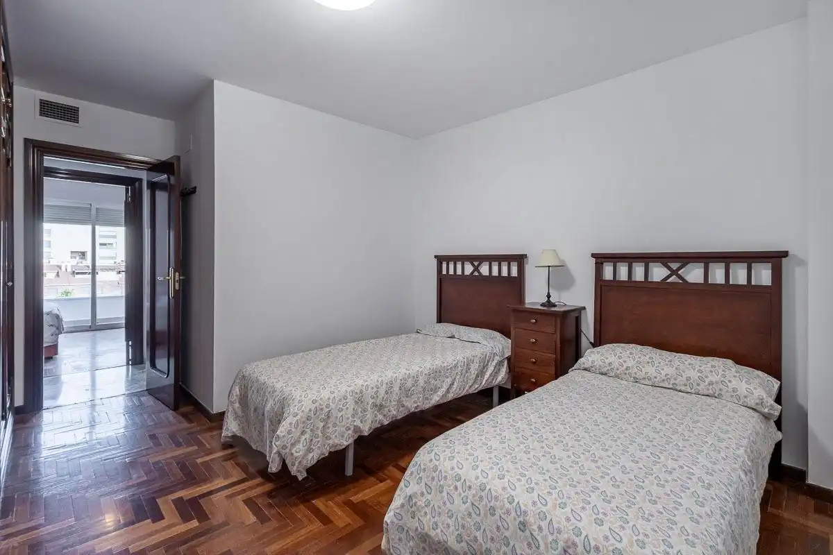 Dormitori de Pis de lloguer en Granada amb Aire condicionat, Calefacció i Balcó