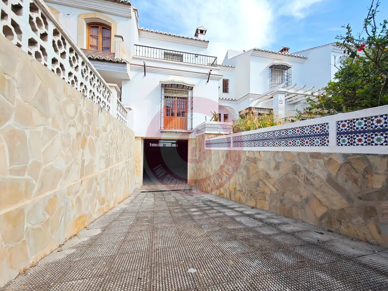 Vista exterior de Casa o xalet en venda en Vélez-Málaga amb Jardí privat i Terrassa