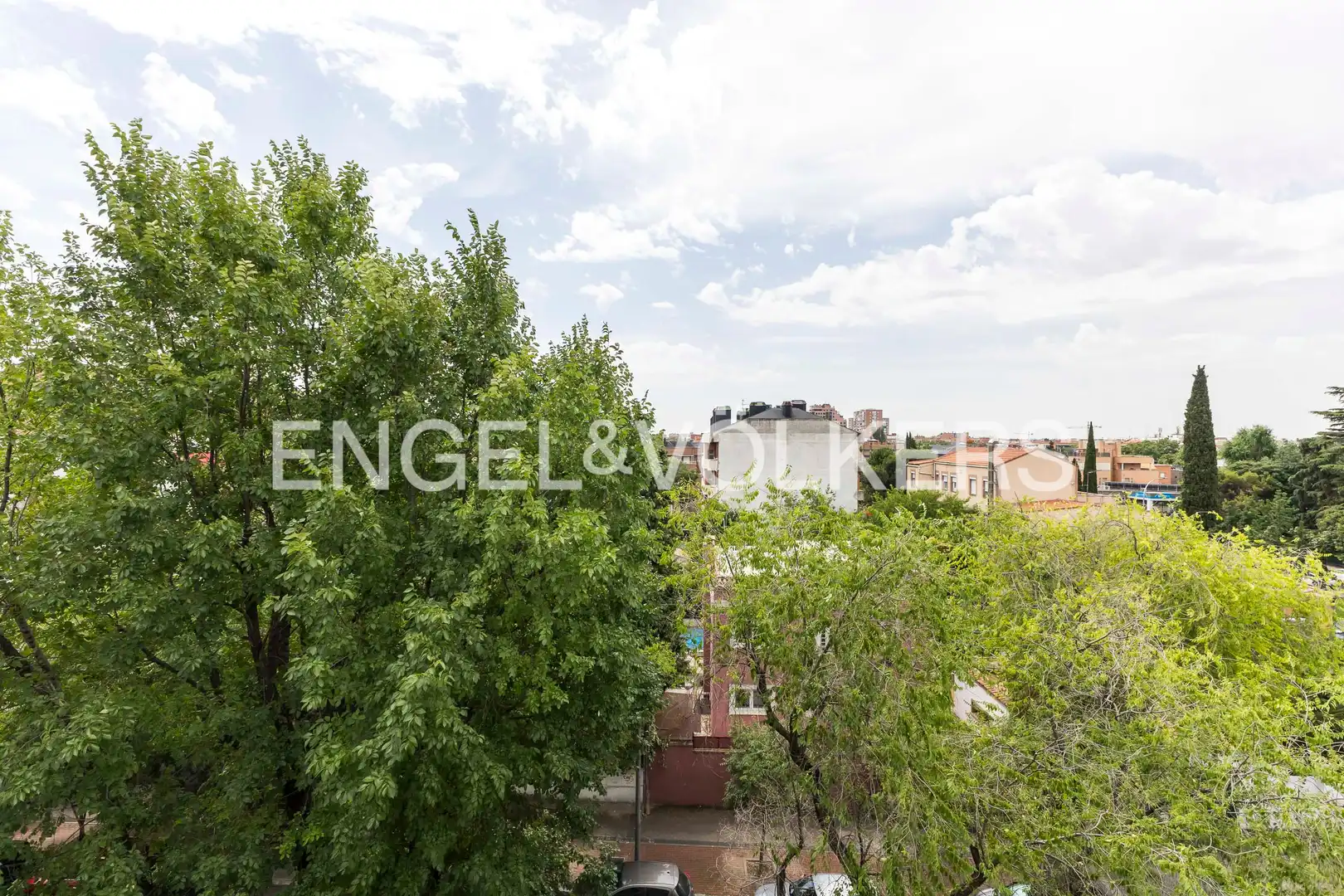 Vista exterior de Àtic en venda en Madrid amb Aire condicionat, Calefacció i Jardí privat