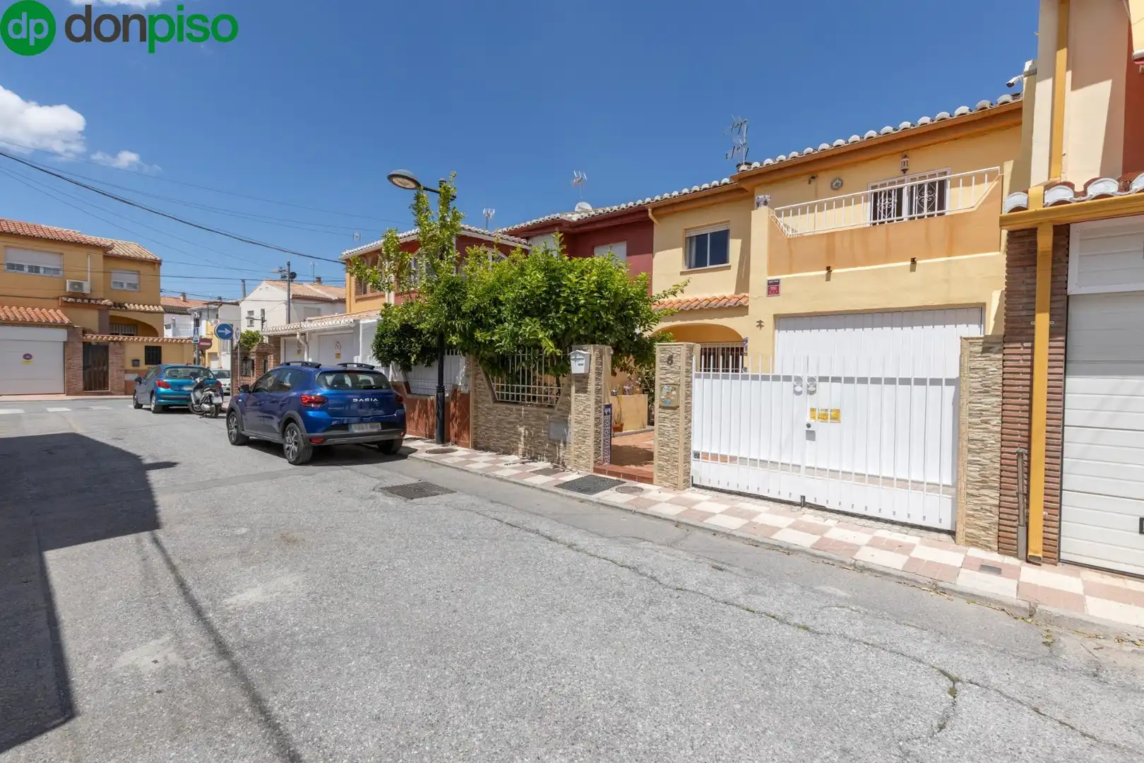Vista exterior de Casa adosada en venta en Armilla con Calefacción y Terraza