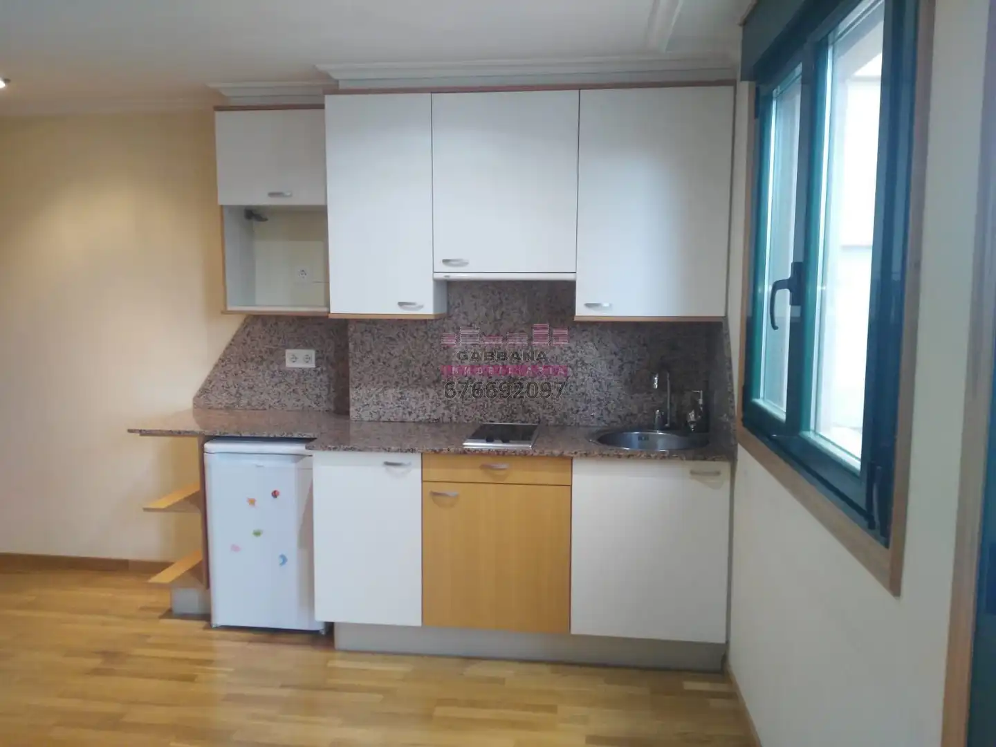 Cocina de Estudio de alquiler en Vigo  con Calefacción, Parquet y Lavadora