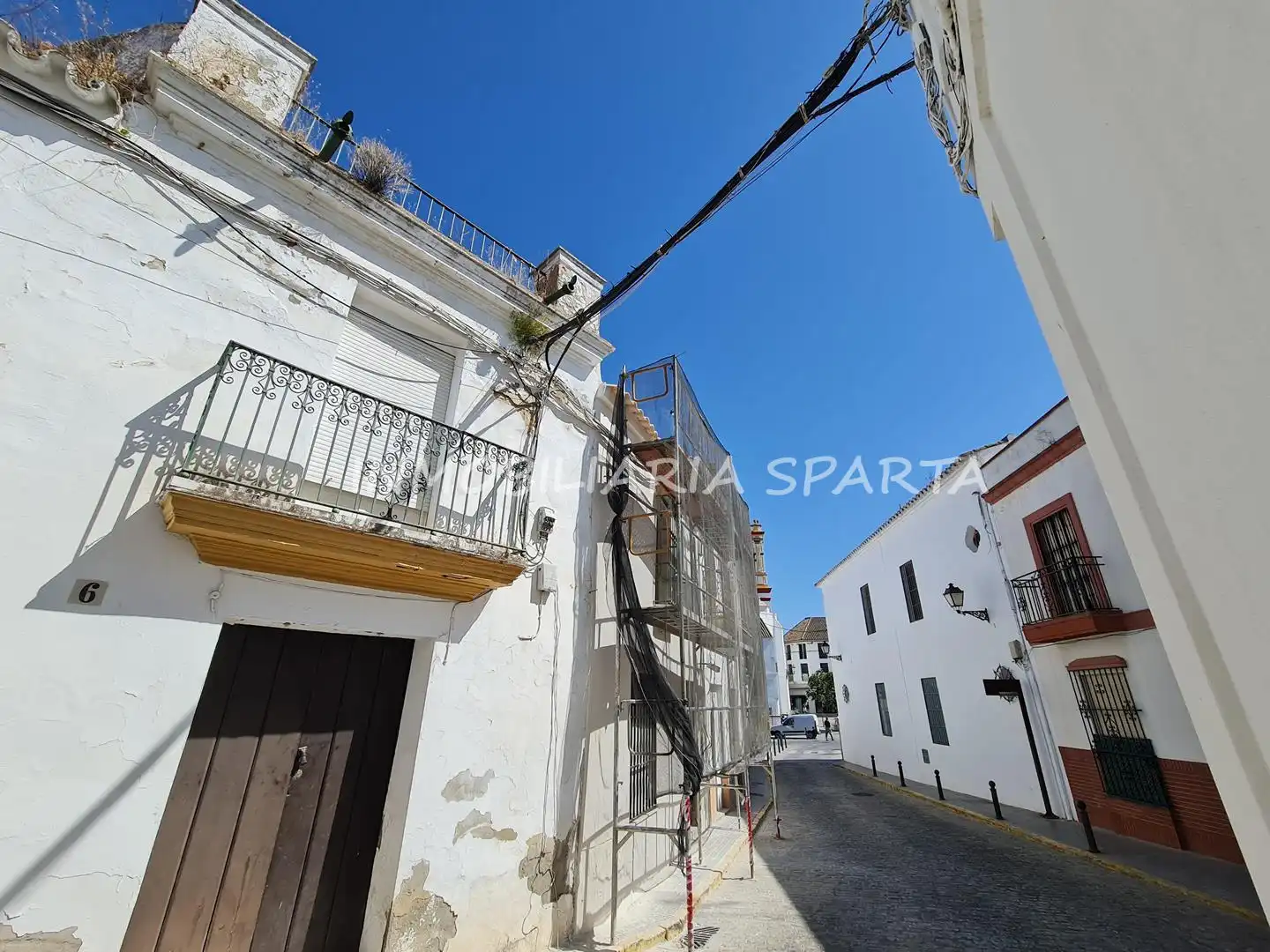 Vista exterior de Casa adosada en venda en Sanlúcar la Mayor amb Jardí privat i Balcó