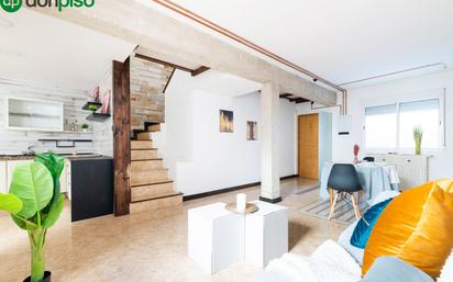 Sala d'estar de Casa adosada en venda en Peligros amb Balcó